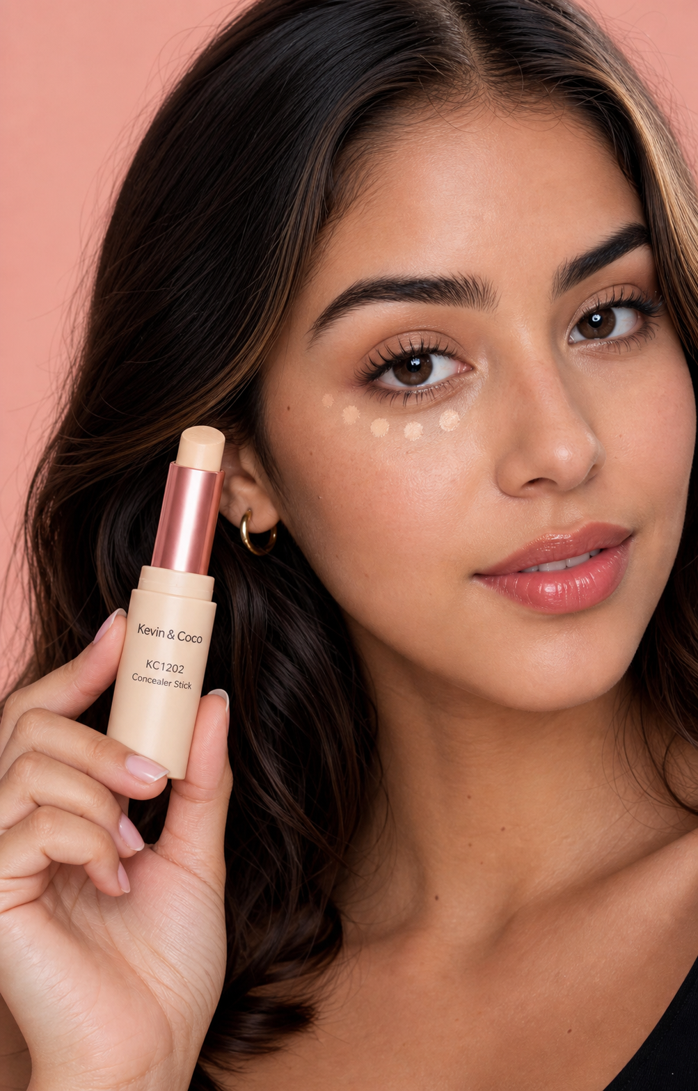 Modelo sosteniendo corrector Kevin & Coco KC1202 con aplicación bajo el ojo